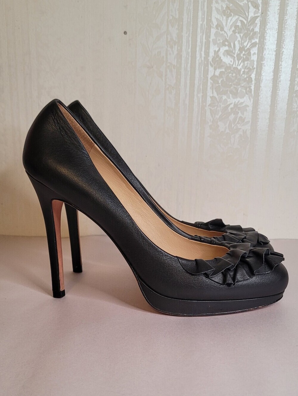 Ann Taylor Black Leather Ruffle Pumps Size 7.5 - Picture 2 of 9